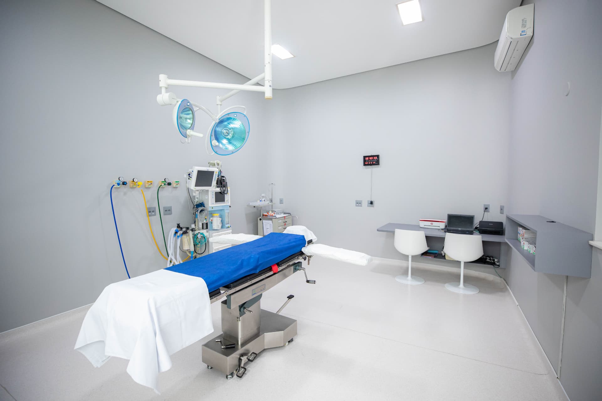 Centro cirúrgico próprio, esterilizado e completamente equipado